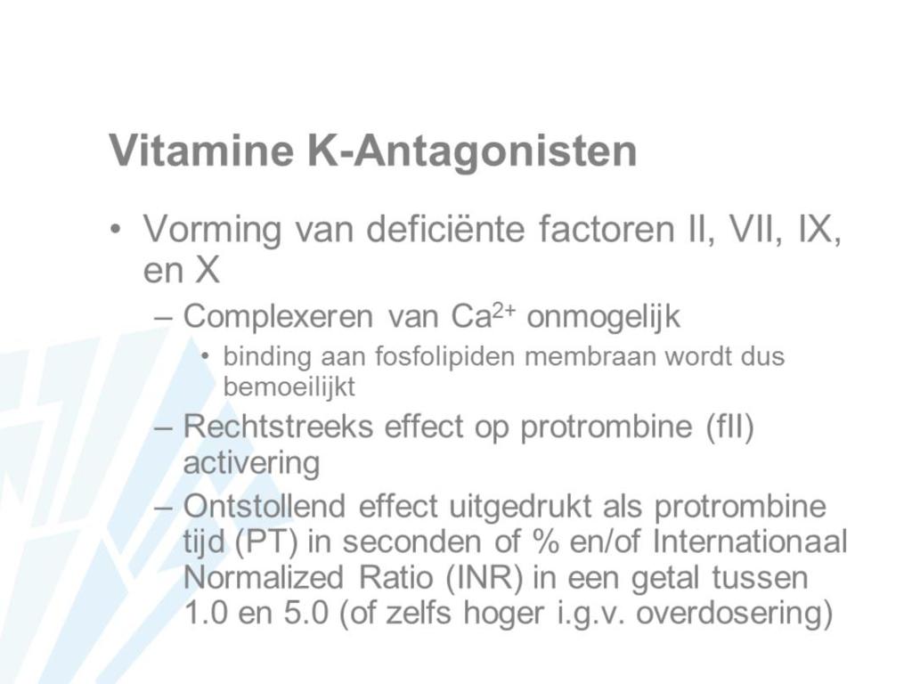 Vitamine K-antagonisten veroorzaken de productie van een aantal deficiënte leverdependente stollingsfactoren (onder andere 2, 7, 9 en 10).