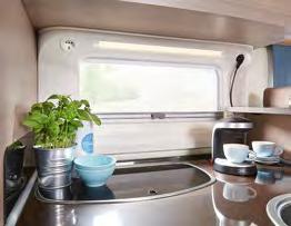 Voor optimaal comfort zorgen de moderne keukenarmaturen, de RVS spoelbak met snijplank afdekking en het 91 cm hoge aanrechtblad.