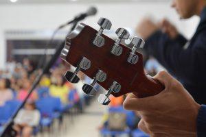 Wat kan je verwachten van deze online gitaarcursus Uitgebreid lesmateriaal 20 instructievideo s Technieken leren Gitaarakkoorden leren Bekende liedjes leren spelen Toegang tot de leden gedeelte