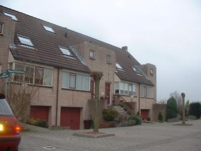 Woningen aan het Wilhelminaplein hebben een bepaalde karakteristiek. Inmiddels zijn aan de Wilhelminastraat woningen vernieuwd.