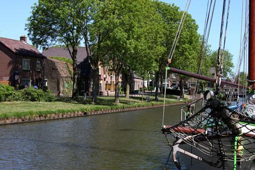 De grens met de Hollandse IJssel heeft veel vrijstaande woningen die met hun achtertuinen op de Hollandse IJssel uitkijken.