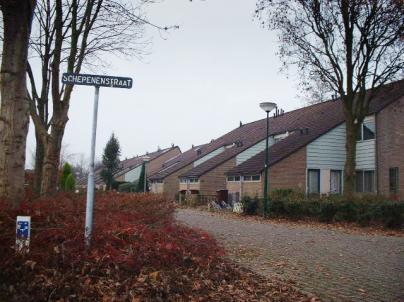 Aan de Schoutlaan staan blokken waarvan de hoekwoningen een duidelijke blokbeëindiging vormen. Verderop in de wijk staan veel geschakelde blokken. Rondom het A.C.M.