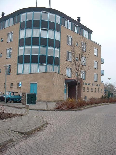 Aan de rotonde, op de hoek van de Riek Kuiperstraat, bevindt zich een duidelijke straatbeëindiging in de vorm van een klein appartementencomplex.