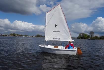 Bij (te) harde wind kan de instructeur besluiten gewoon het water op te gaan. In de luwte van bomen wordt dan alsnog geoefend.