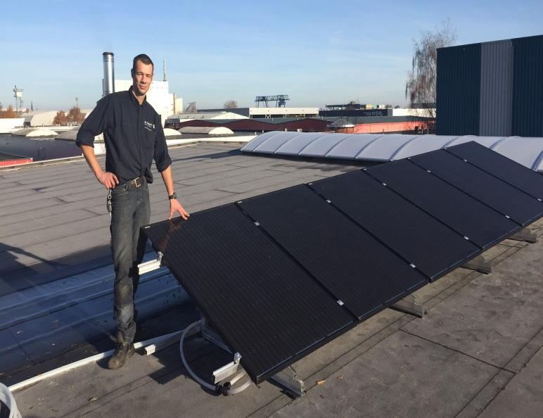 Het dak 6 PV panelen met achter ieder PV paneel thermisch lamellen De lamellen hebben een totale lengte van