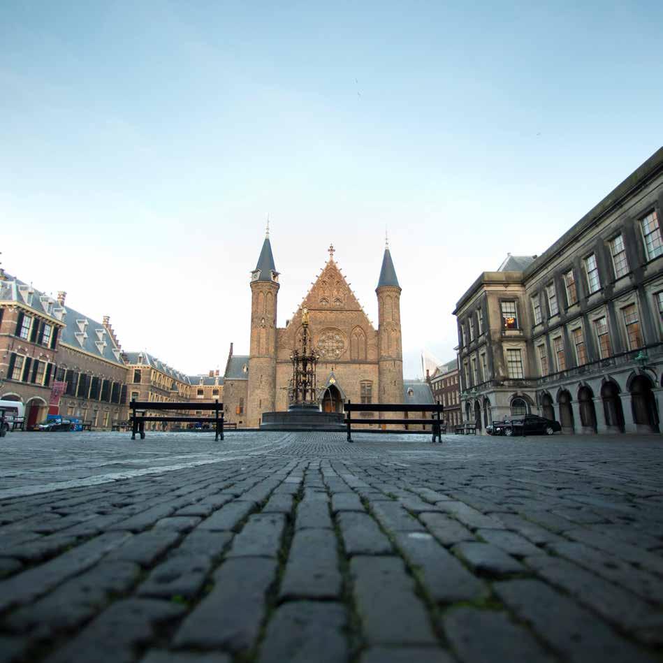 Binnenhof: historische en symbolische grond The Binnenhof: historic ground with symbolic value De uitreiking van de Militaire Willems-Orde vindt plaats op historische en symbolische grond.