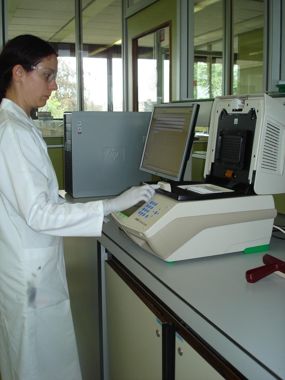 PCR plaat in het PCR toestel brengen en starten van het toestel LAB 00 P 180 F