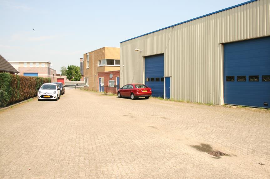 Locatie Vraagprijs : Geffens Veld 5, 5386 LL Geffen : 475.000,-- k.k. Korte omschrijving Dit kantoorpand met loods, bouwjaar 1998, heeft een oppervlakte van VVO kantoor ca. 217m² en VVO loods ca.