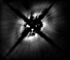 Foto s met dank aan NASA. een zijaanzicht en dekt de schijf het directe sterlicht af, waardoor er geen coronograaf nodig is.