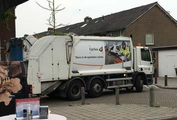 met smalle rijloper als gevolg bedrijfsbusjes en op de stoep