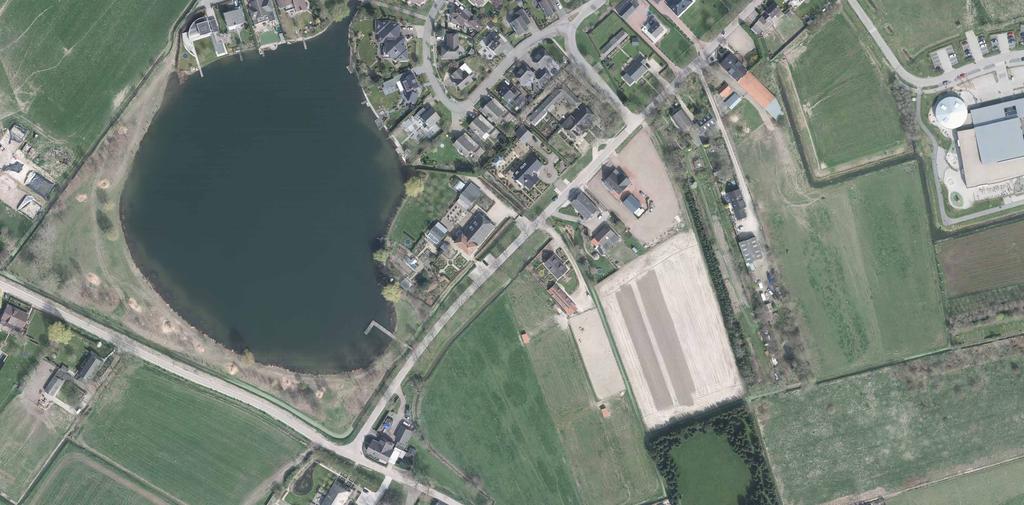 Zicht op waterplas Groene erfscheiding Bestaande rode beuk 7m Tuinachtige inrichting Heldere hoofdvorm nieuw