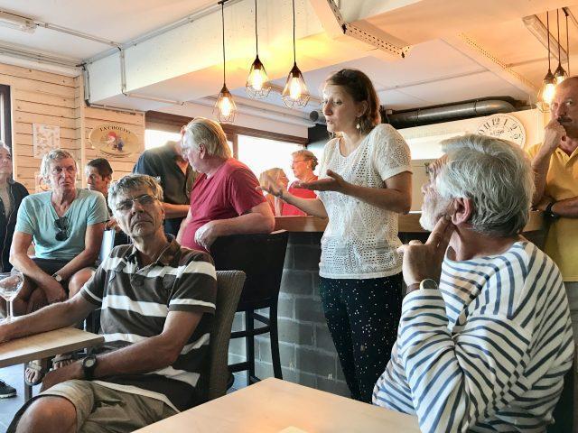 Testproject Coastbusters vlak vóór De Rampe Geplaatst op 21 juli 2018door DE BLIEDEMAKER Hannelore Maelfait in de bar van de Pannevissers (de YCDP) Een BLIEDEMAKER is een eerste gevangen haring.