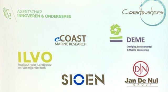 De partners: baggeraars DEME en De Nul, textielfabrikant Sioen, milieuconsultant ecoast en ILVO Voor het strand van De Panne, ongeveer 1 zeemijl (1.852 m) in zee, loopt een uniek experiment.