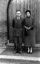 5 A19220827AN1 Annie trouwde, 19 jaar oud, op 01-01-1942 in Almelo met Antonius Maria (Anton) Gras (afb. 5), 26 jaar oud.