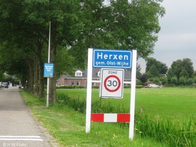 1. Herxen Een inleiding Herxen is een buurtschap tussen Wijhe en Zwolle, en maakt onderdeel uit van de gemeente Olst-Wijhe.