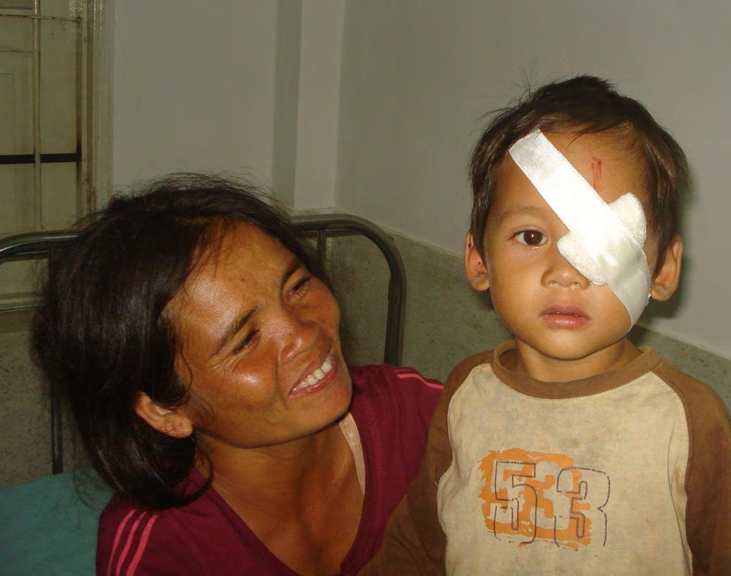 Deze Cambodjaanse moeder is gelukkig nu haar zoon Toer Toey geopereerd is. Visie Een wereld waarin onnodige blindheid niet langer de mogelijkheden van mensen beperkt.
