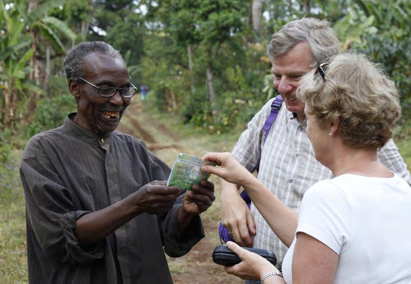 Deze koffieboer in Tanzania kreeg van oogarts Erik van Nouhuys en zijn vrouw José een leesbril, zodat hij zijn eigen folder over de plantage kan lezen.
