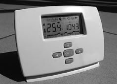 Weergave van omgevingstemperatuur en uur. Temperaturen Comfort / Verlaagd / Vorstvrij. Automatische of manuele werking.
