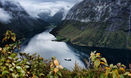 Noorwegen 2016 Hurtigruten Herfst voordeeldata 12-Daagse zeereis Bergen - Kirkenes - Bergen Vertrek 7 oktober 2016 MS Trollfjord In de herfst aanschouwd u de bonte herfstkleuren langs de Noorse kust