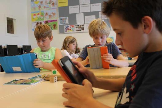 6.5 Lezen (groepen 4 t/m 8) Dagelijks wordt op onze school op een vast moment in de groepen 4 t/m 8 gelezen. Er is daarbij veel aandacht voor leesbegrip en leesplezier.