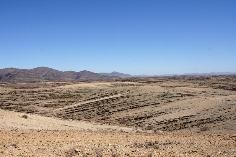 steeds over de kale hoogvlakte komen we dan bij de Spreetshoogte pass, hierboven een geweldig uitzicht over de grote vlakte van de Namib desert, we dalen de ontzettend steile pas af en staan in no