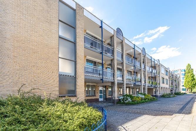 Het appartement is gelegen op een gunstige locatie ten opzichte van openbaar vervoersmogelijkheden, diverse scholen, winkels, speelvelden en park. Verwarming d.m.v. stadsverwarming met warmtewisselaar.