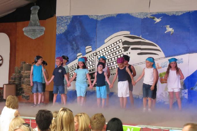 Op Taalcruise! Een succes! Op zaterdag 10 juni 2017 namen de kinderen van De Taalkoffer alle aanwezigen mee op cruise. Op het jaarlijkse schoolfeest werden we verrast door prachtige optredens.