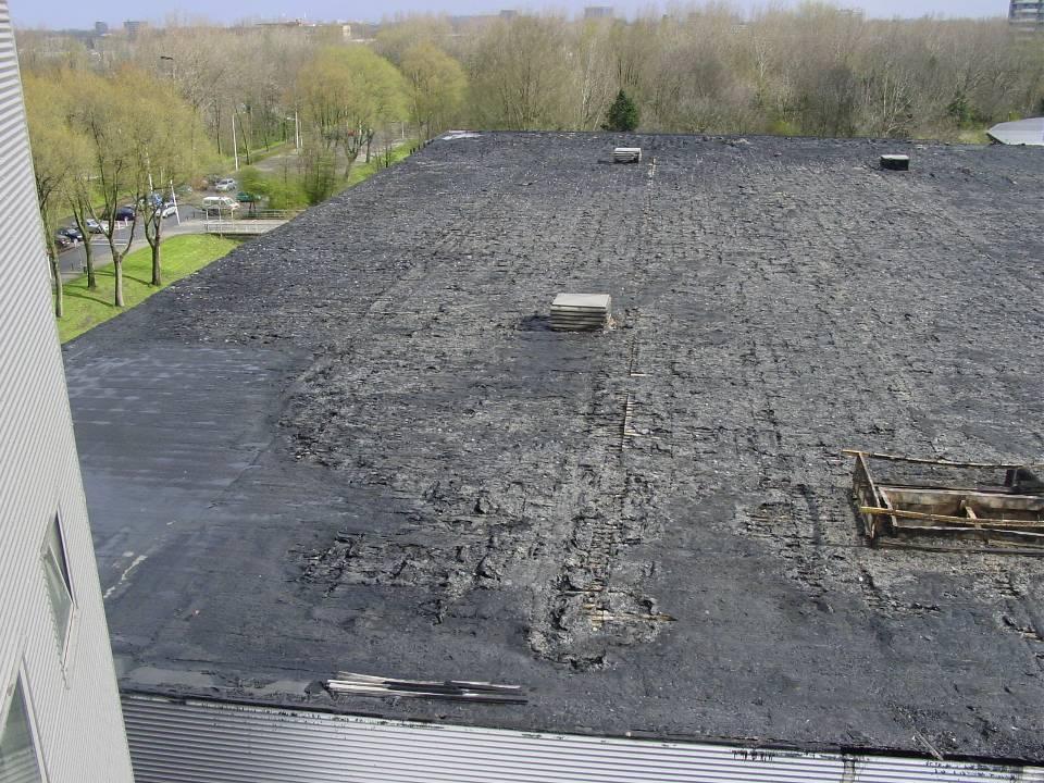 Brandvoortplanting over het dak Niet geregeld in Bouwbesluit Grote dakvlakken: opdelen in brandsegmenten met brandstops Tegels of