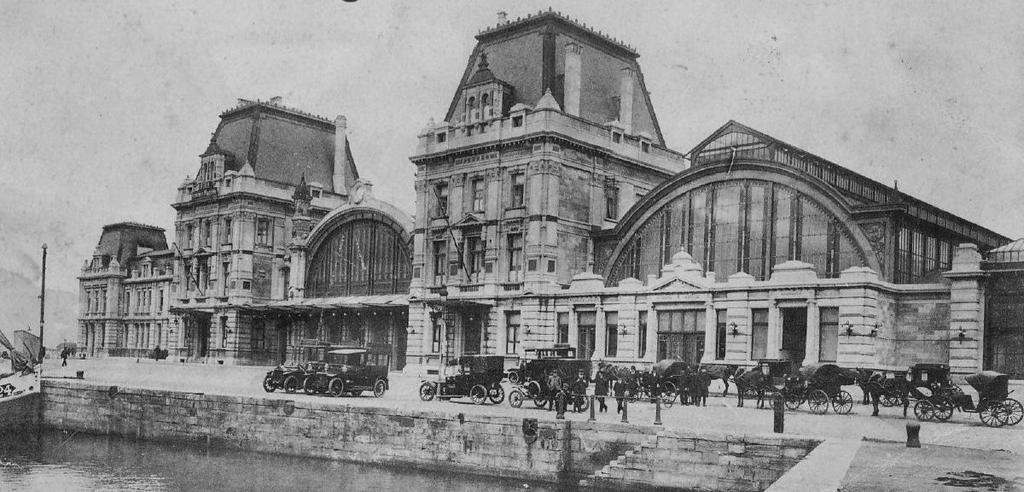 Op de foto merkt men rechts de smeedijzeren-glazen stationshal die tijdens de eerste wereldoorlog werd vernietigd.