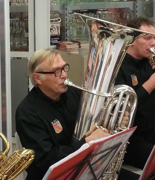 Mijn 2 de zoon speelde hoorn bij de Limburgse Jagers in Seedorf, later in Vught en het Rhedens Fanfarecorps, jammer genoeg is hij gestopt met muziek maken.