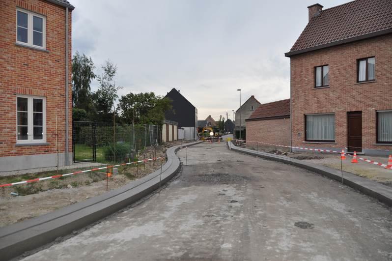 Week 43 (21 25 oktober): Uitgraven van de voetpaden en aanbrengen van schraal beton als fundering Aanleg van de voetpaden in betonstraatstenen In tegenstelling tot eerdere berichtgeving wachten we om