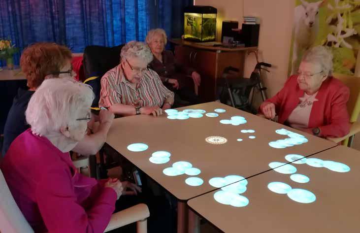 Er kunnen diverse spellen op worden gedaan, simpelweg door handbewegingen te maken over de tafel waarbij er beelden op een tafel geprojecteerd worden.