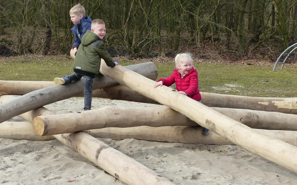 LUTTENBERG BELEVINGSROUTE ROUTE 2,8 km 20 18 Leuke familieroute door bos en heide in natuurgebied de Luttenberg.