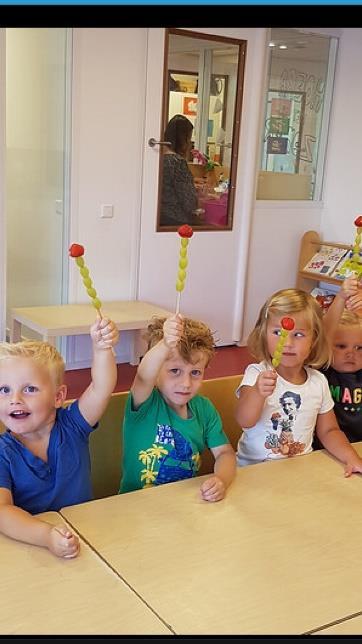 De kinderen hebben hiervoor een slinger gemaakt met het