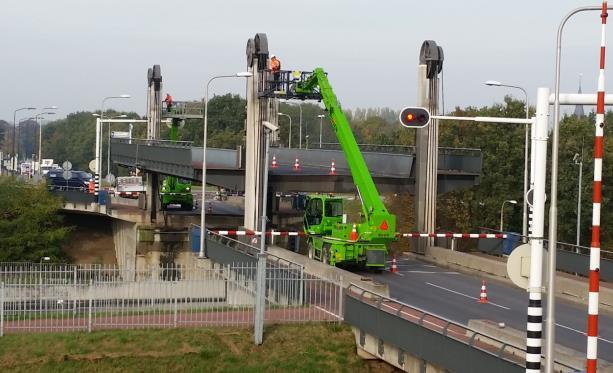 De beweegbare hefbruggen ten noorden van het sluiscomplex zijn met het oog op grotere schepen in 2008 verhoogd.