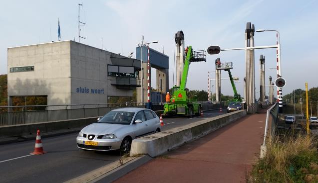 Van hier uit worden beide kolken, de bruggen, en de lichten & de pijlen (ook van sluis Heumen) bediend. Er is een noodstroomaggregaat aanwezig die het hele complex van stroom kan voorzien.