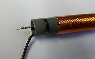 Knip nu het overtollige wikkeldraad en litze af zodat nog net genoeg lengte is om een soldering te maken. Let er op dat het wikkeldraad goed wordt ontdaan van de emaille laag.