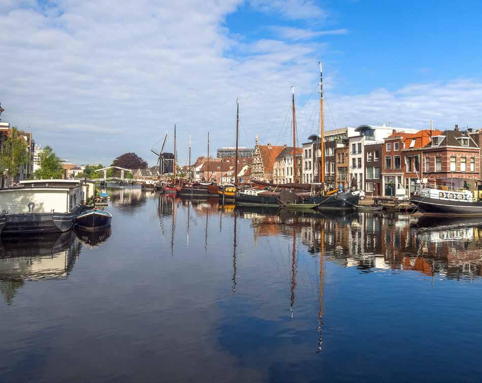 15 fietsminuten van het Centrum van Leiden Centrale ligging nabij Leiden Zoeterwoude ligt in het prachtige polderlandschap van het Groene Hart, te midden van de grote steden Amster dam, Leiden,