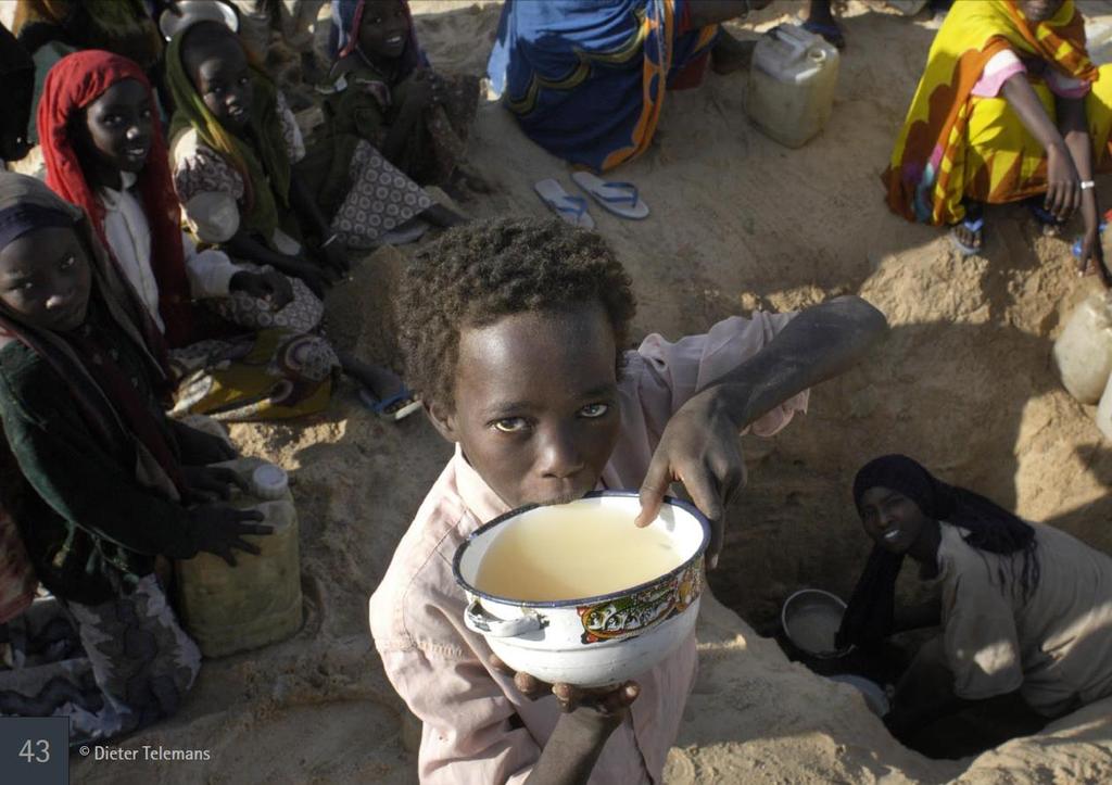 2. Kijk goed naar de onderstaande foto s en identificeer de bijbehorende problematiek. > niet-gezuiverd water Afbeelding 1: Tsjaad.