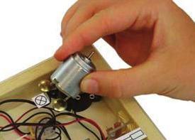 De functies van de elektrischetester: D tester: Steek de voeten van een D door de twee kleine gaten, zodat zij in contact staan met de twee