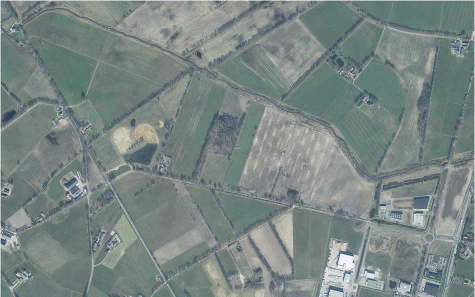 Figuur 1 bestaande houtwallen (rood) of restanten daarvan haaks op de Leerinkbeek.