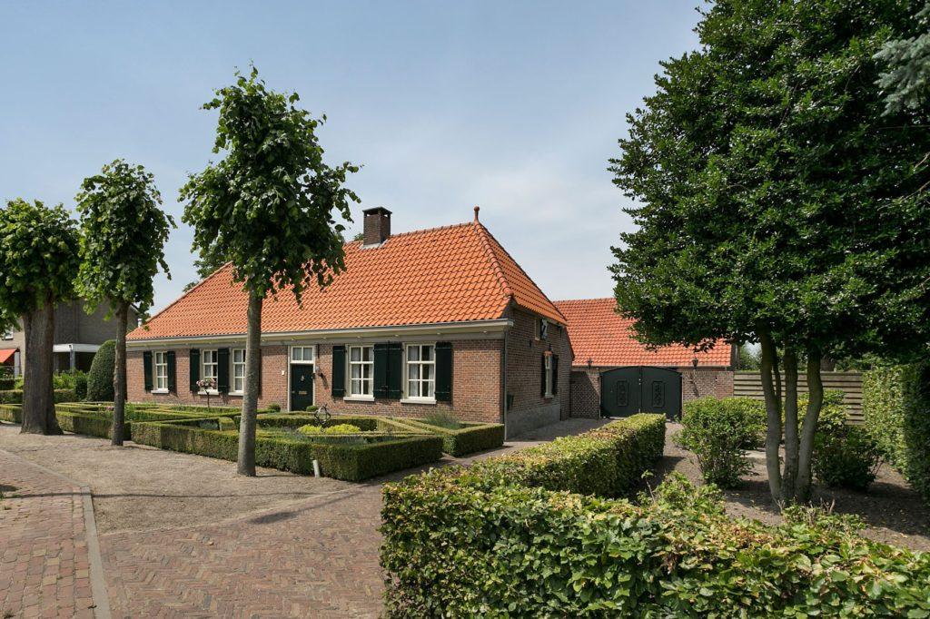 Luyksgestel: Dorpstraat 50 Vraagprijs 595.000 k.k. Dorpstraat 50 Rijksmonument Teutenhuis, goed onderhouden boerderij van het Noordbrabantse langgeveltype met
