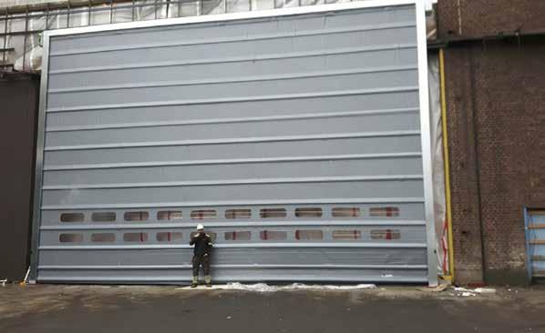 Vouwdeur met flexibel PVC deurblad, aangedreven door een 400 Volt elektrische aandrijving. Openingssnelheid 1 m¹/sec. sluitsnelheid 0,8 m¹/sec. inclusief de nodige beveiligingen.