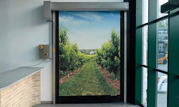 Deze deur wordt geleverd met een doek van 1.300 gram/m², leverbaar in 12 standaardkleuren. De openingssnelheid is in te regelen tot 2 m¹/sec. sluitsnelheid 0,8 m¹/sec.