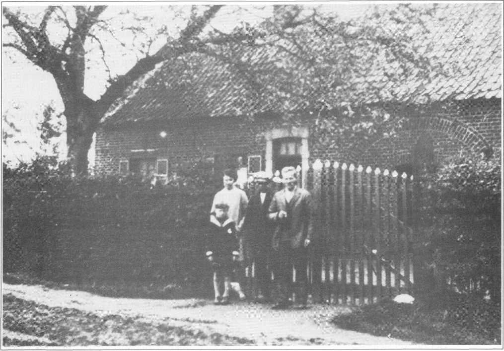 "Juubke " Van den Eertwegh rechts op de foto, voor zijn huis op de Leustraat in Ophoven. 1864+ 1931.