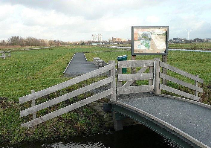 bomen. Café-restaurant Het Praathuis heeft vroeger, in een heel ander soort gebouw - meer een groen geverfde schuur - niet ver van de huidige plek gelegen.