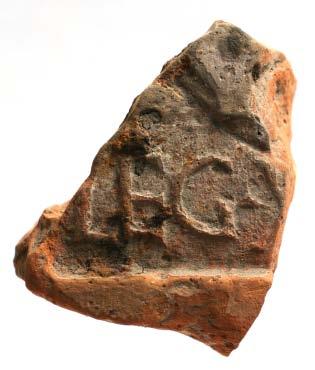. Vondstmateriaal De categorie aardewerk omvat in totaal scherven, waarvan handgevormd late IJzertijd/vroeg Romeins, één slingerkogel (afb.
