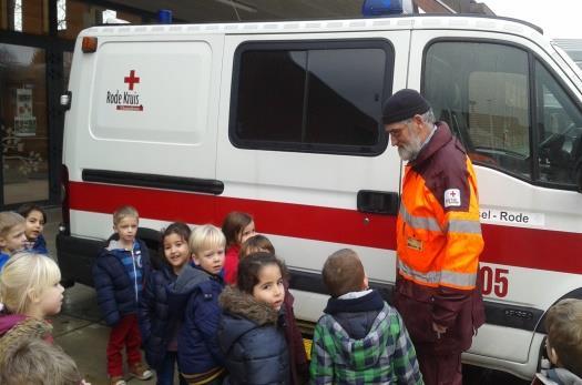 meer bv : boekentas opvullen. Ze schilderen zelf hun boekentas die ze nadien opvullen.