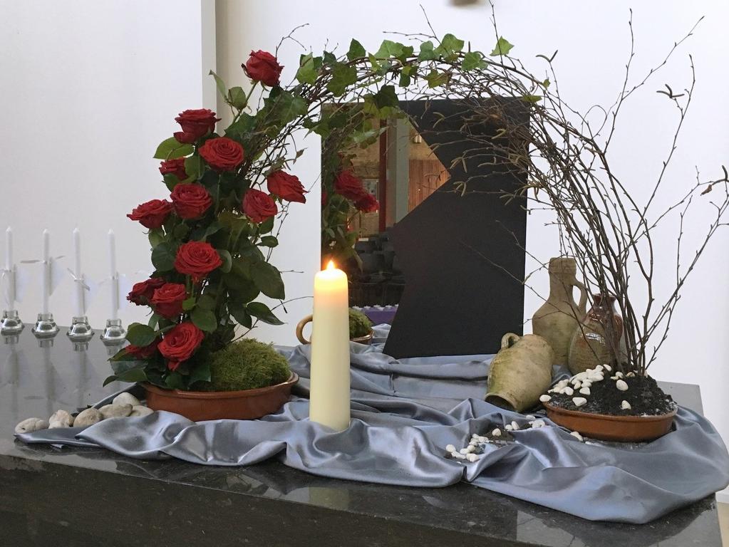 Liturgische bloemschikking Kruiskerk - zondag 26 november 2017 Het is de laatste zondag van het kerkelijk jaar.