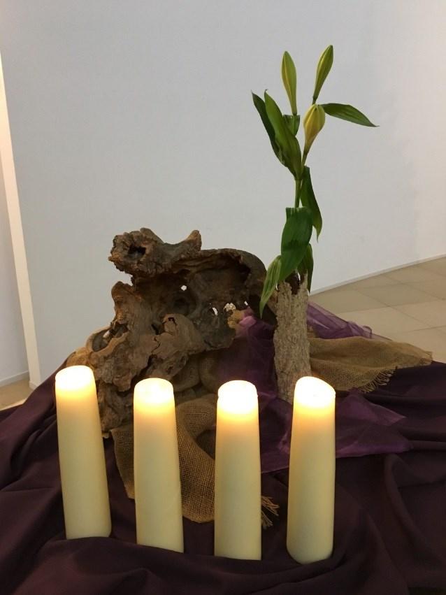 Liturgische bloemschikking Kruiskerk - 24 december 2017 Het is 4e advent.